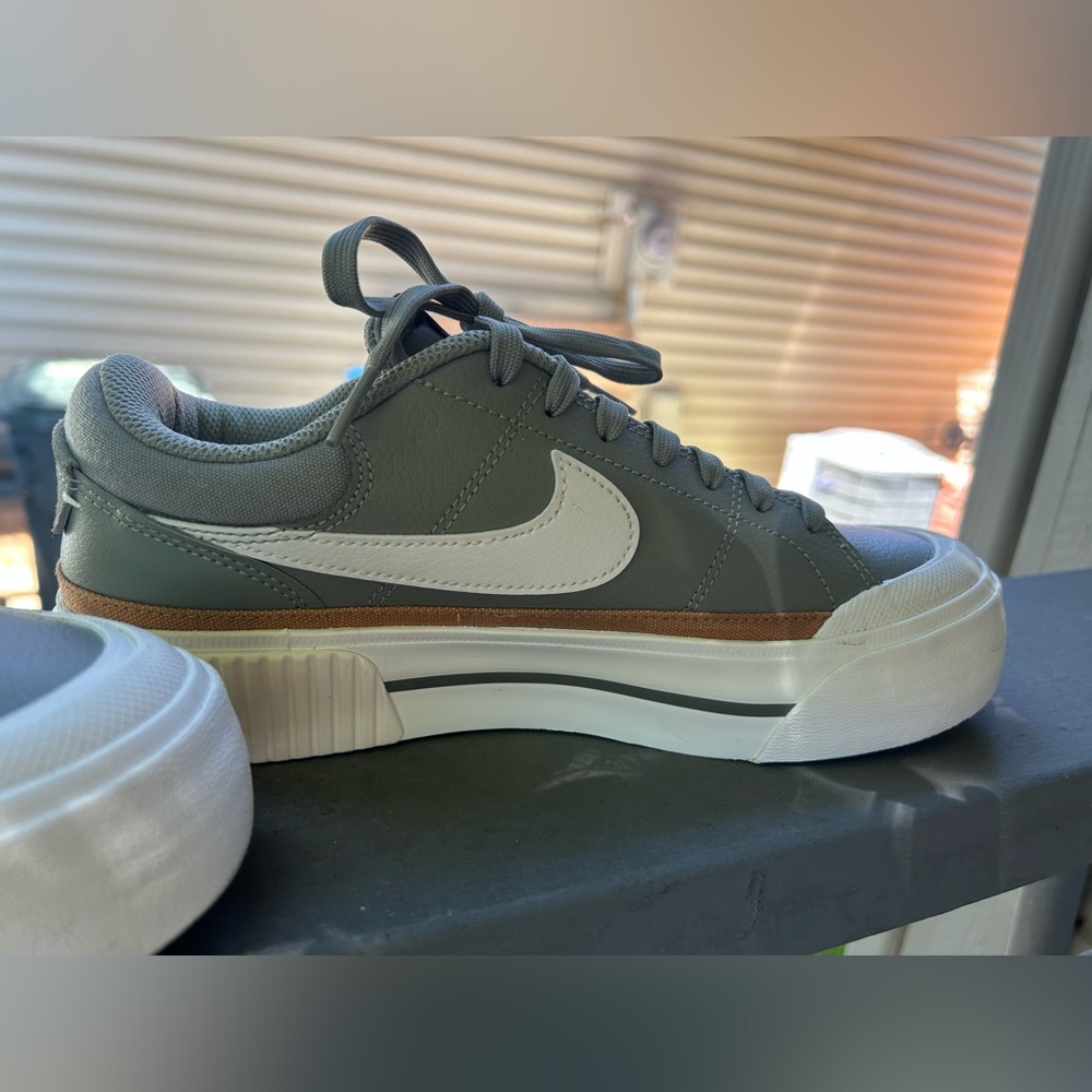Nike White and Green Sneakers Sporty Design